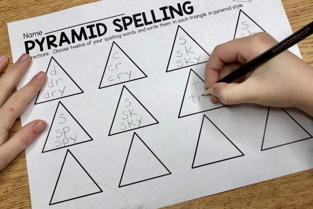 bai-tap-tieng-anh-cho-tre-em-pyramid-spelling